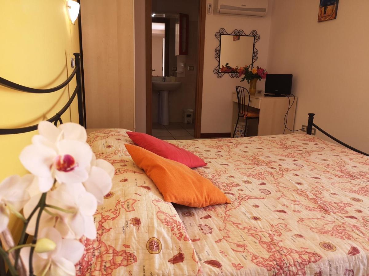 A Due Passi Dal Mare B&B ヌマーナ エクステリア 写真