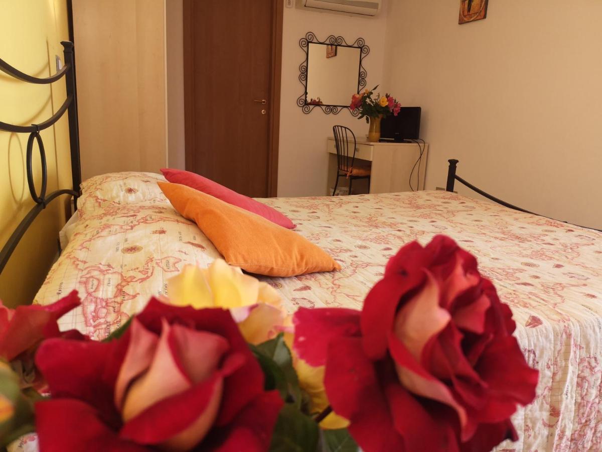 A Due Passi Dal Mare B&B ヌマーナ エクステリア 写真